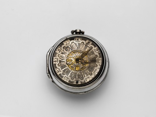 Zilveren horloge met zilveren buitenkant en op het uurwerk een gegraveerde wijzerplaat